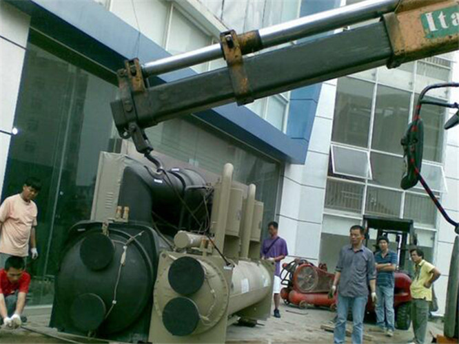 龙胜随车吊和汽车吊的核心区别是什么？哪种更省钱？