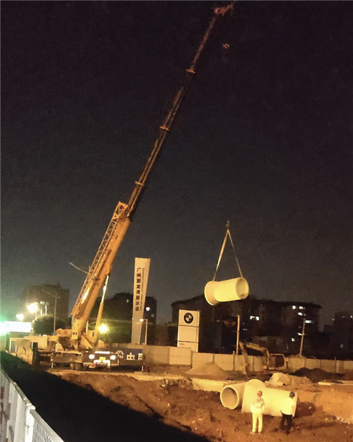 龙胜“弯臂矫正”—— 吊车的 “形变补偿” 技术