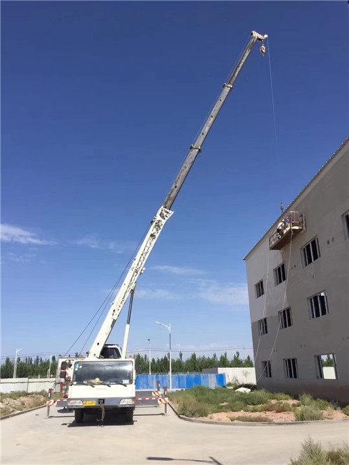 龙胜“轻装强干”—— 吊车的 “轻量化臂架” 技术